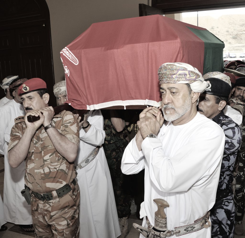 سلطاننا الغالي #قابوس رحل جسداً، وترك لما أمانة عظيمة.. العزيزة #عُمان.. سنحملها جميعاً بق…