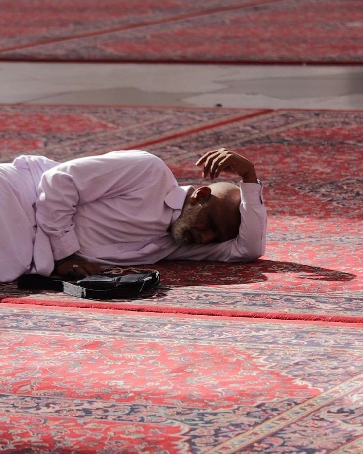 كل الدنيا بمفاتنها وزينتها.. لا تساوي لحظة مطمئنة، ذاكراً شاكراً مسبّحاً، وأنت في بيت الله…