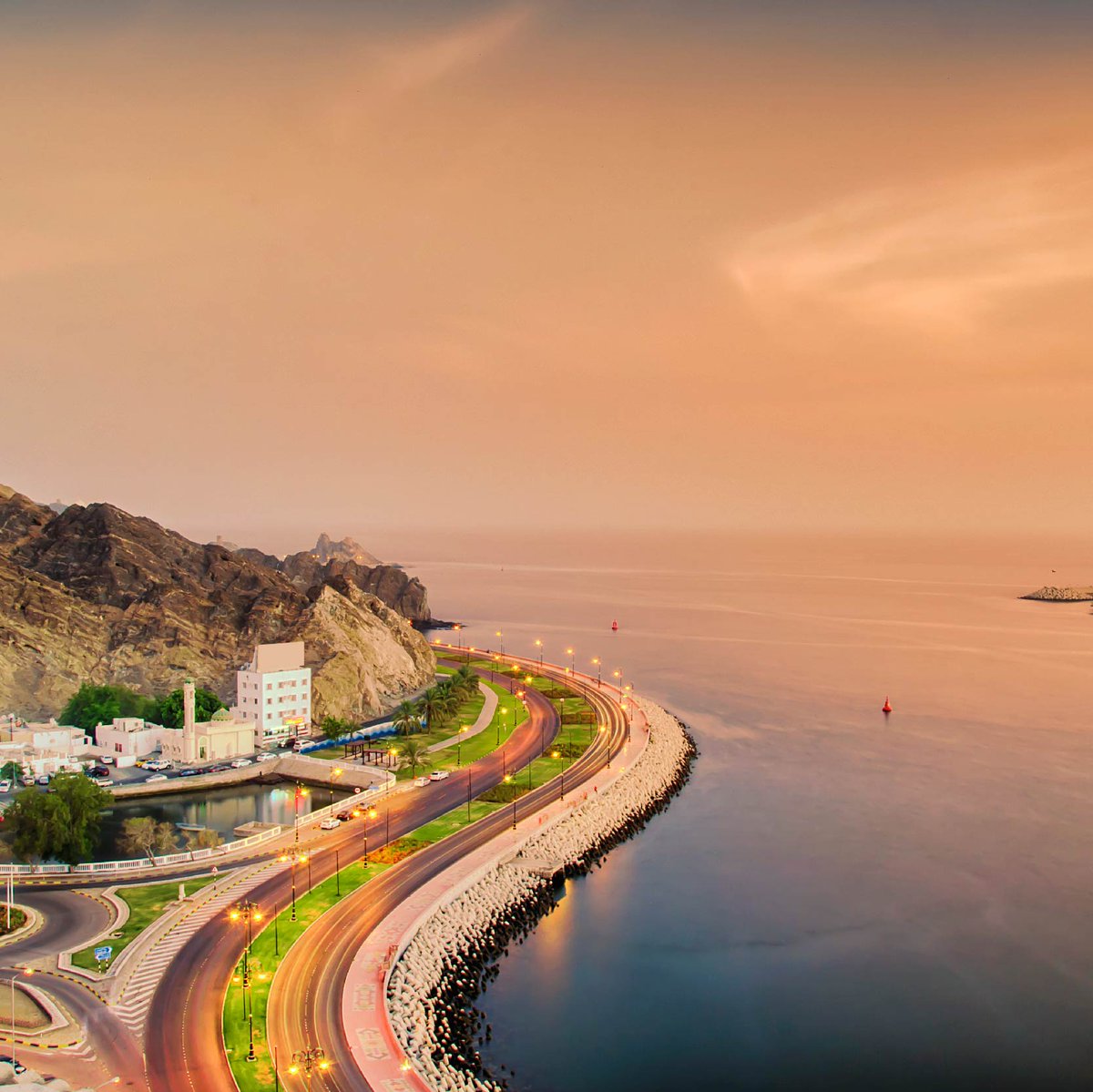بعيداً عن التقييمات والاختلافات، وقريباً من قلوبنا حيث تسكنها #مسقط الجميلة بمفردات طبيعته…