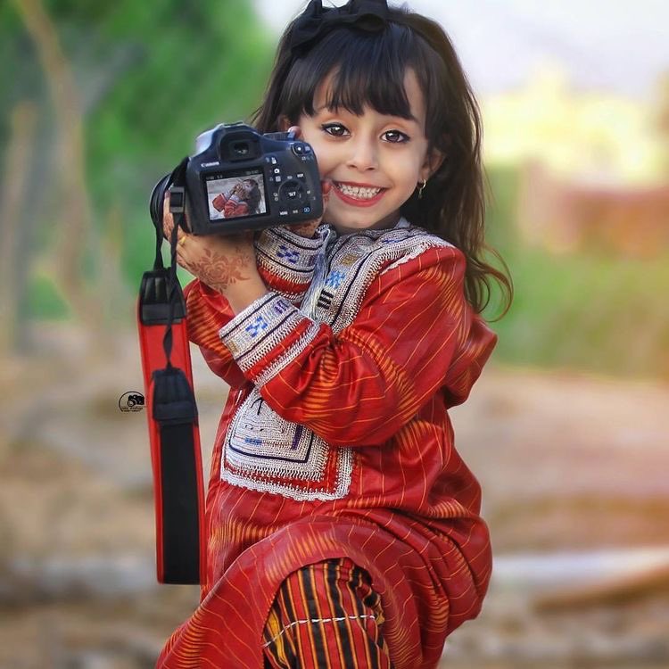 تقول هذه الأميرة الصغيرة.. الصورة أجمل بابتسامة! ابتسموا.. خُلقتم للحياة، والحياةُ #فرح عظ…