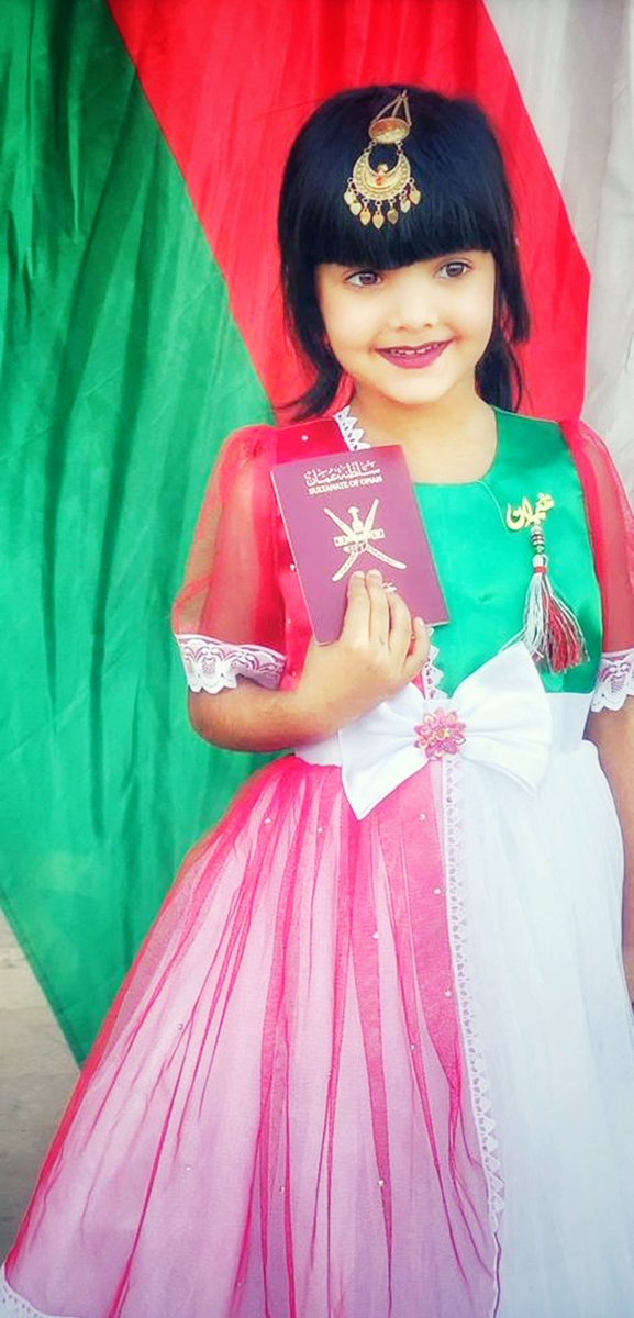 جميلتي الصغيرة/ لطيفة بنت قيس البلوشي تعيش أجواء #العيد_الوطني_52_المجيد بابتسامة تفيض بها…