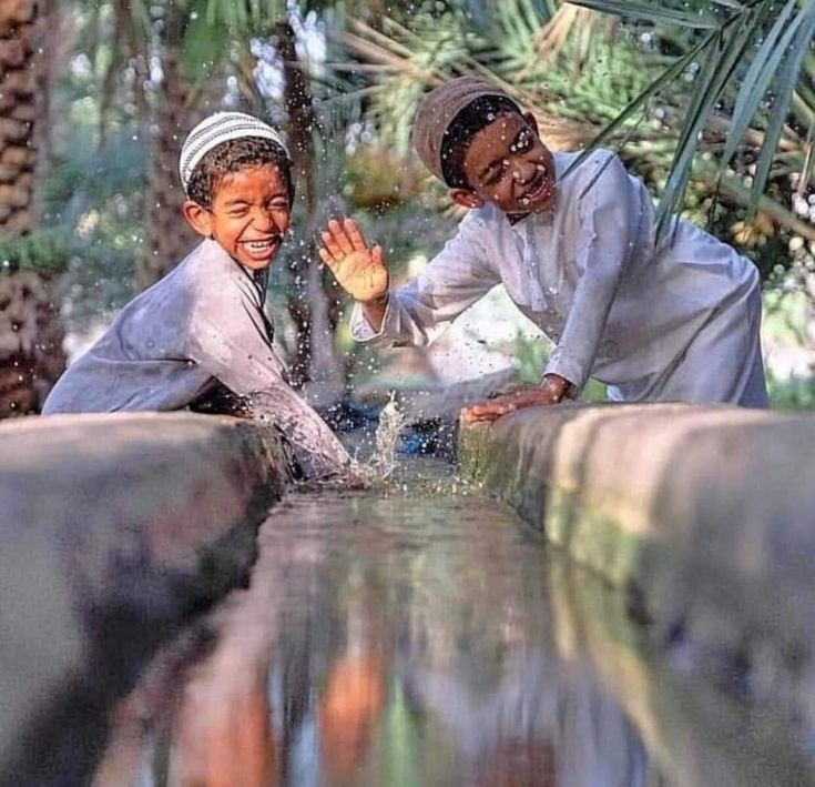 شاغبا السواقي، ورشّا ماءها، وارشقا شحوب الفجر بالطين، ولا تنسيا أن تغسلا وجه الصباحات الكس…