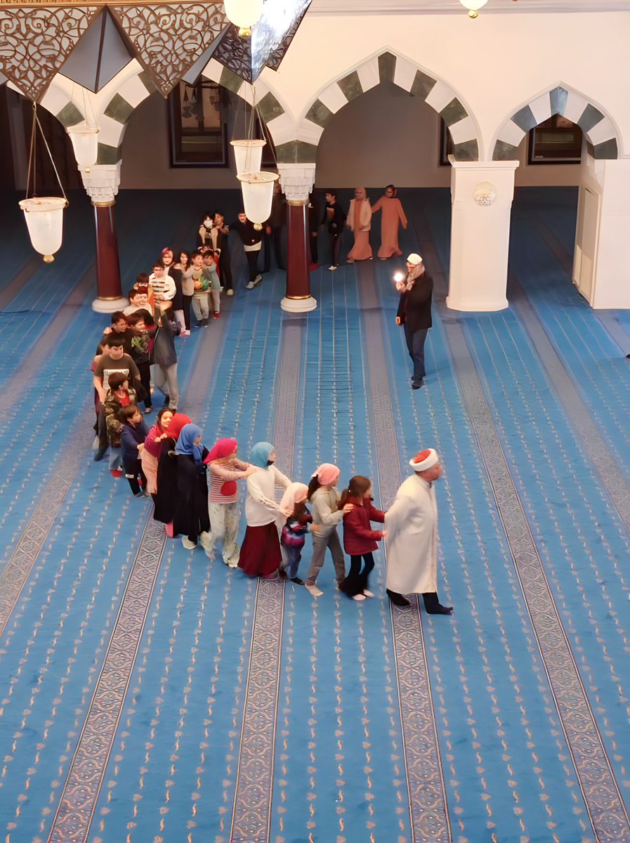 التعاطي السطحي مع العلوم الشرعية إفراطاً أو تفريطاً، جعل الأهواء مرجعية المعاملات. كلما قر…