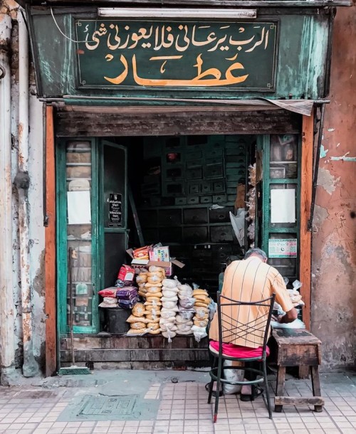البساطة.. بحبوحةالفقراء وبركة الأثرياء. .. صدّق هذا العطّار قدره، فصدق يقينه بالله وحده؛ و…