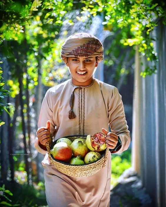 نقبلُ على الحياة.. غير مدبرين نبتسمُ للعابرين.. غير متجهّمين نضمُّ ضوء الشمس.. أملاً بيوم …