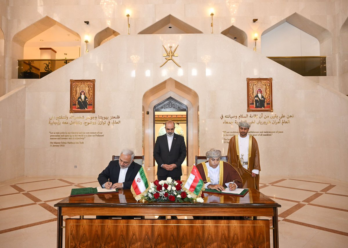 تفاصيل عديدة في هذه الصورة.. والمدهش هو الجمالية المرتبطة باختيار موقع طاولة توقيع وثائق ر…