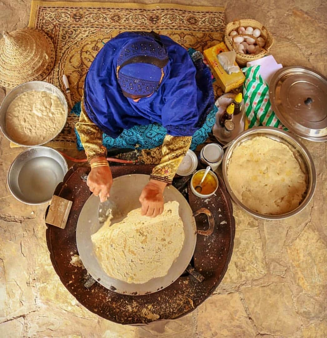 وجه #أمي.. كان يضيء قبل الفجر.. كان (خبزها والشاهي) يجهز قبل أن نفتح عيوننا.. على حنوّ وجه…