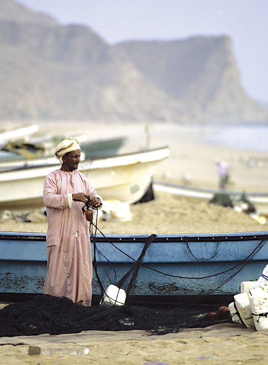 تَعبُرُ السفنُ المضيقَ، وتهدأُ الريحُ بعد زَفرةِ الموج، ويبقى الساحلُ حيثُ هو؛ الصيّادُ عل…