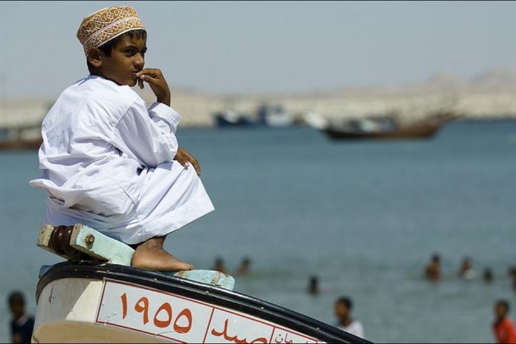 تَعبُرُ السفنُ المضيقَ، وتهدأُ الريحُ بعد زَفرةِ الموج، ويبقى الساحلُ حيثُ هو؛ الصيّادُ عل…