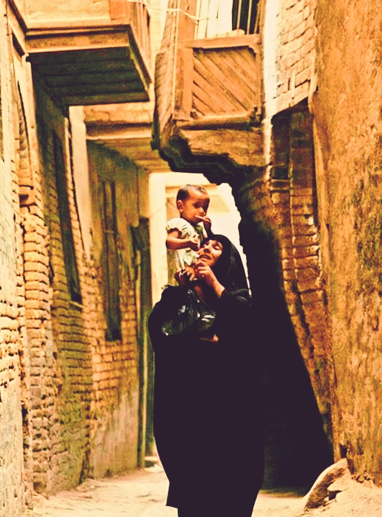 للشاعر المصري، أحمد جمعة، نصٌّ جميل: ”يا أمي.. خذي قلبي وانفخي فيه، كي يبرد من الشوق.. كما…