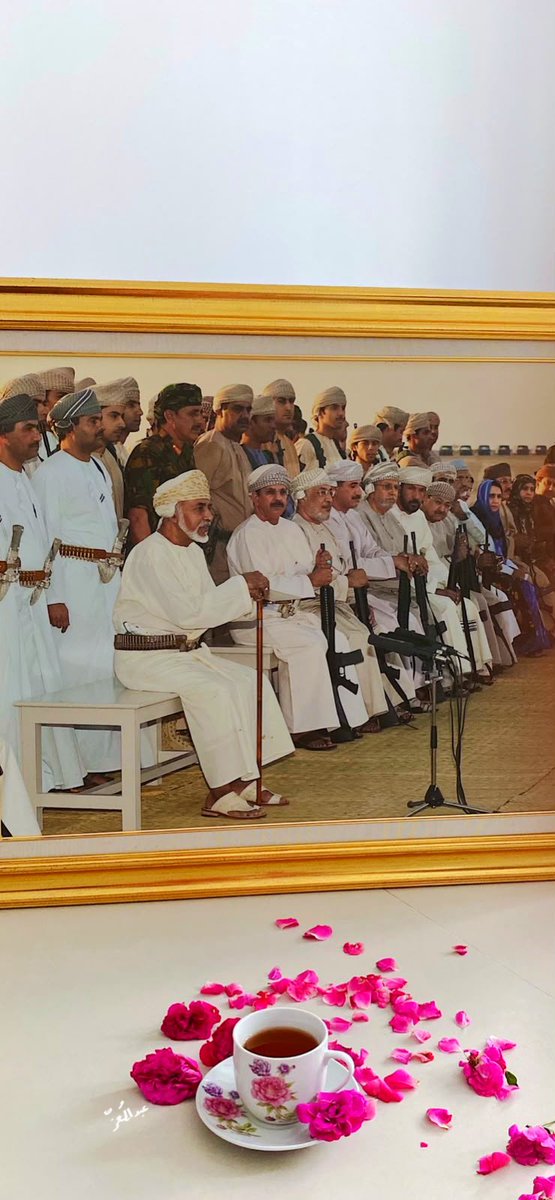 ٢٣ يوليو.. مقعدٌ خشبيٌّ.. أبيض وقلبٌ نقيٌّ.. أبيض وبياضٌ يحفُّ أرواحاً وفيّةً لعُمان.. ومج…