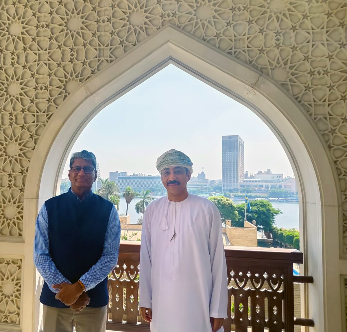 استوقفتني الصورةُ في حساب سفارتنا بالقاهرة (@OmanEmbassyEG).. فعلى ضفّة النيل بالزمالك، اس…