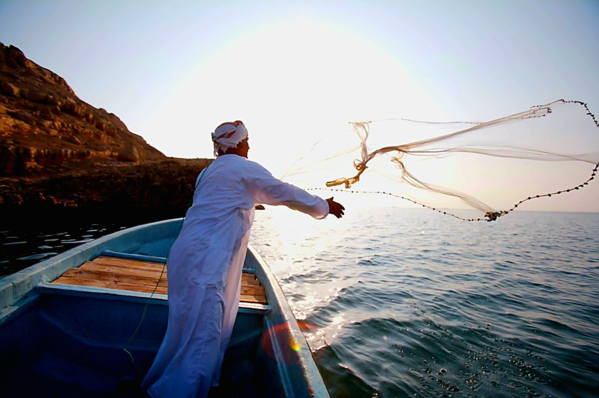 في هذه الحياةِ المتلاطمِ أمرُها.. شِراعُك عِزَّتُك والكرامةُ، وبُوصلتُك الخيرُ وسخاءُ النف…