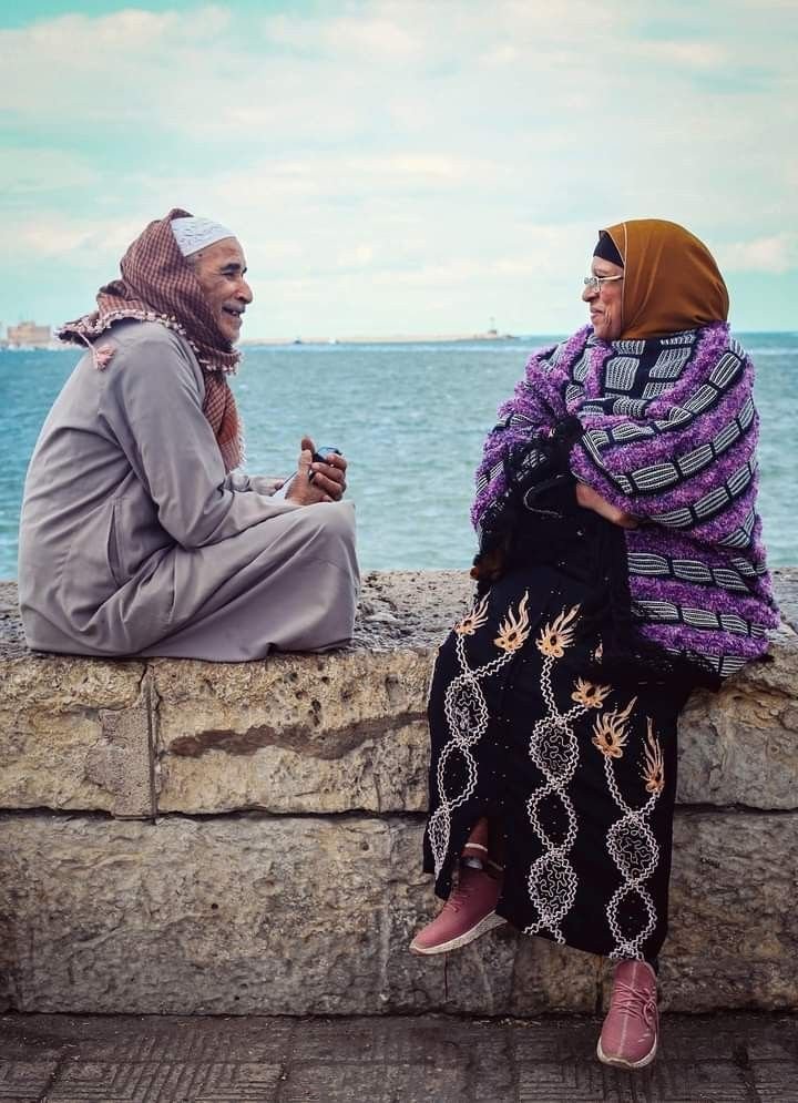 المسافاتُ وُجدت للأجساد؛ الأرواحُ مسافاتُها يرسمها التشابه.. ويطويها الاحتواءُ والاحتفاء.