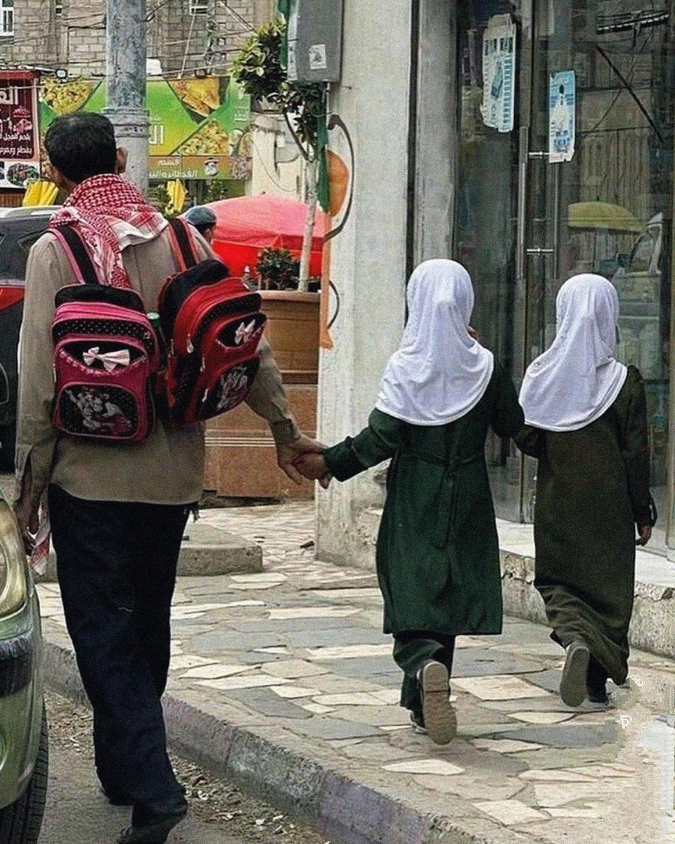 للشاعر المصري أحمد جمعة .. حذاء أبي على السجادة الحمراء يلتقط له الصمت صورة بينما يصفّق ال…