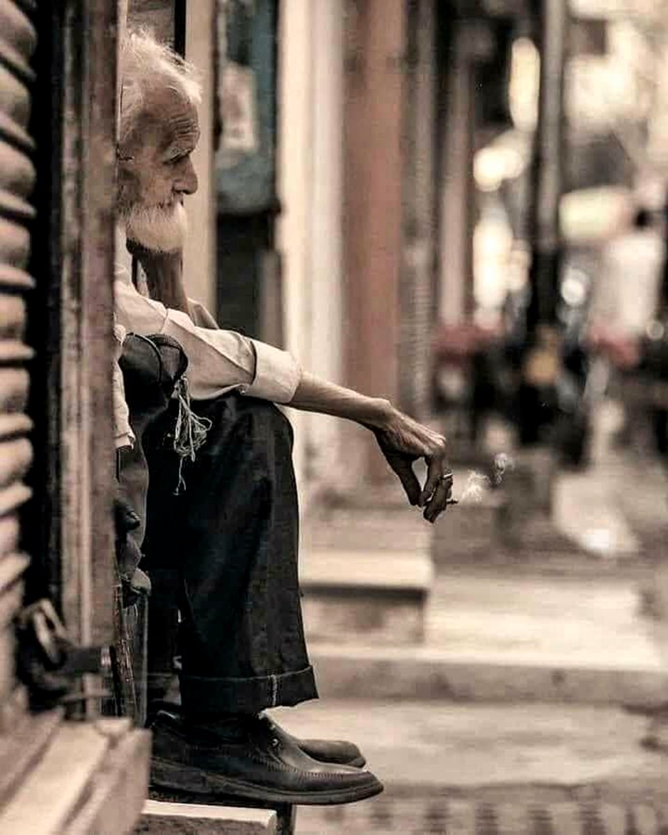 في الحياةِ.. لا تَلُمْ من غاب، ولا تَعْتِبْ على من تأخَّر، ولا تُلِحَّ على من رحل، ولا تأس…
