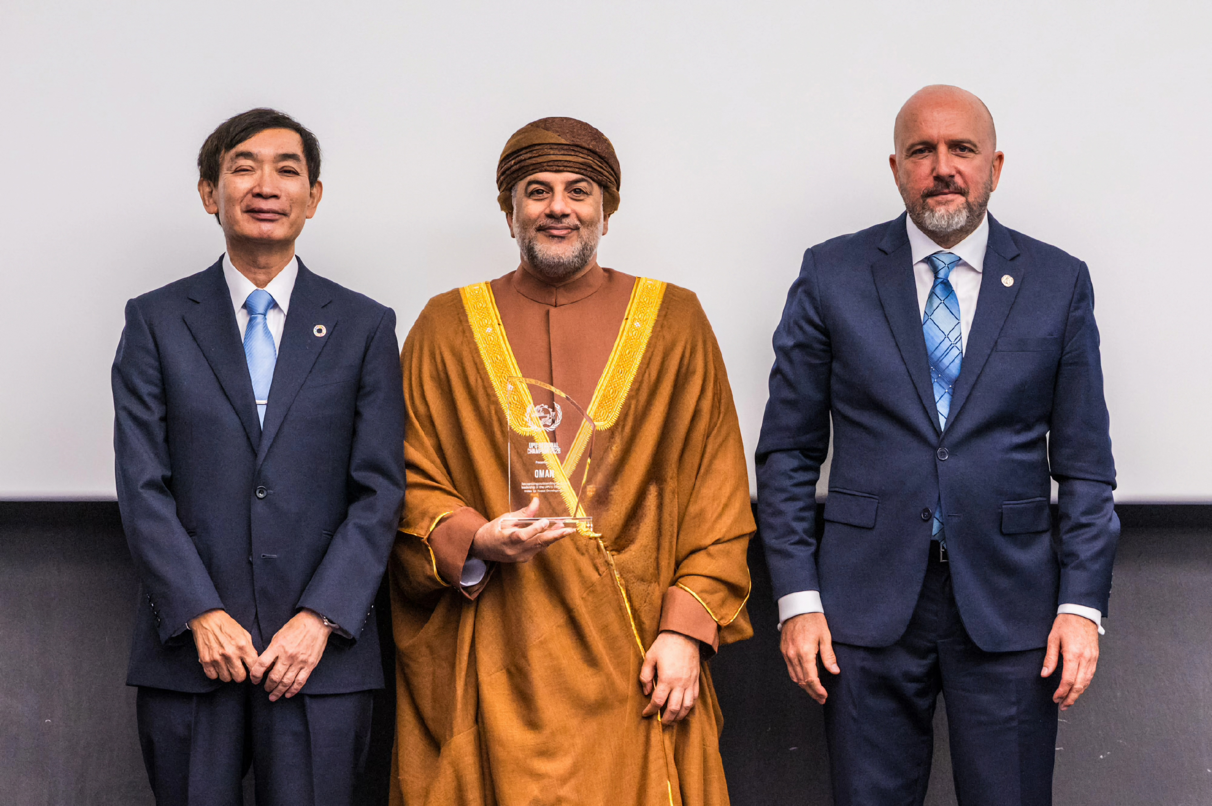 تسلّمت سلطنةُ #عُمان جائزة "Regional Champion" في التنمية البريدية عن مؤشر ٢٠٢٦ في مقر الاتّحاد البر…